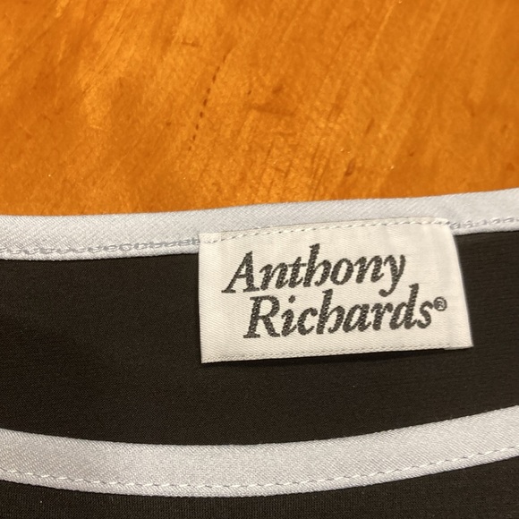 Anthony Richards Black with White Trim Top - Picture 4 of 9